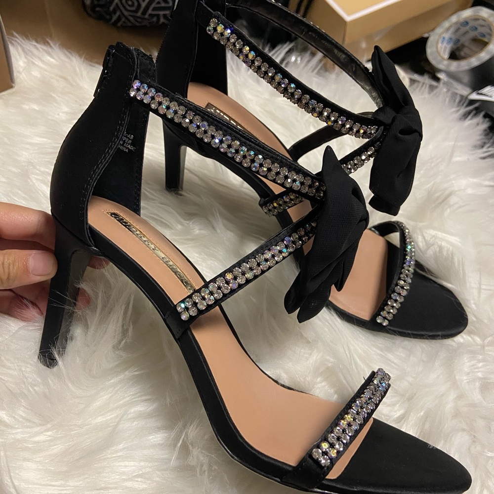 New in box Audrey Brooke heels sandals bow& stones